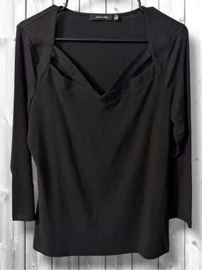 🌼Doe & Rae Black V-Neck Cutout Long Sleeve Top